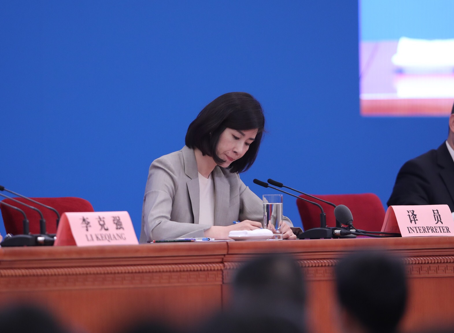 連續(xù)10年坐在總理旁邊的女翻譯張璐 用專業(yè)詮釋外交翻譯的“信達(dá)雅”